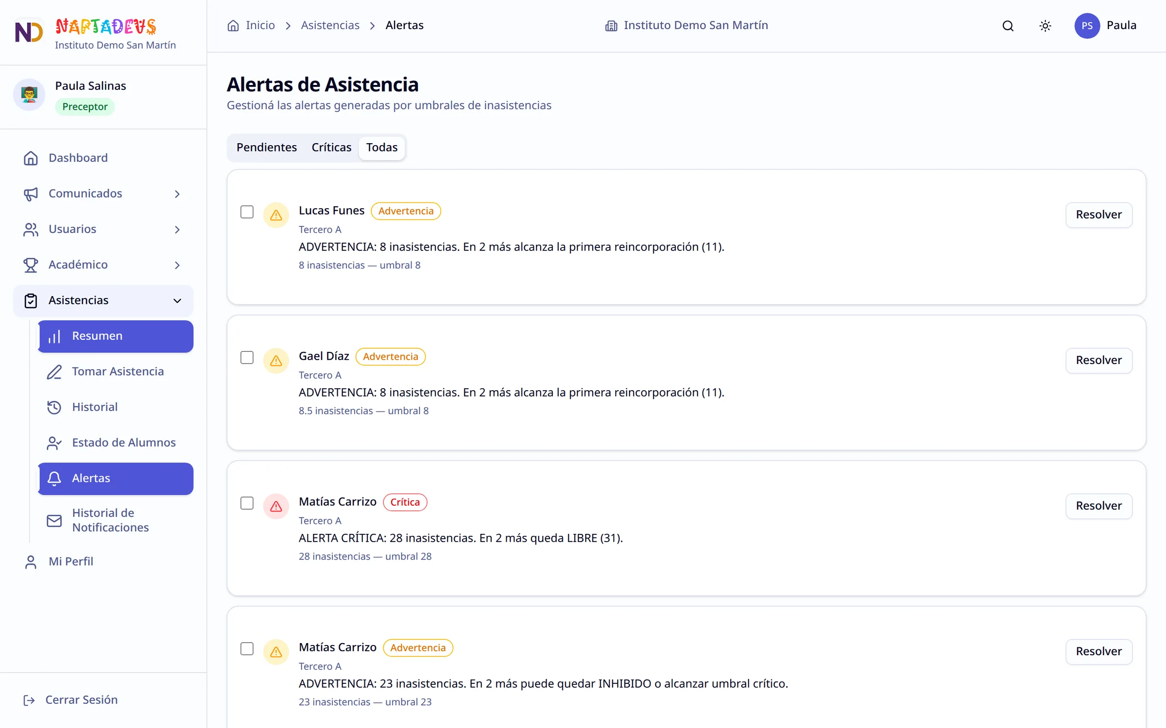 Alertas de asistencia por alumno con advertencias y alertas críticas